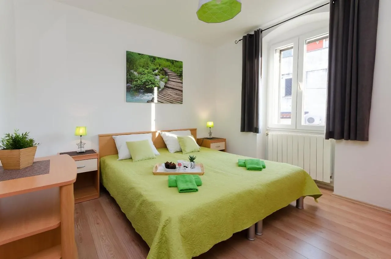 Apartments Ester 푼타나 0*,